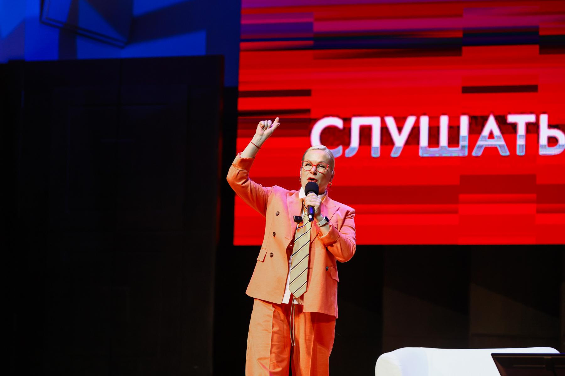 Фото Соловьёв, Савочкин, Никишева: звездные гости собрали на форуме в Новосибирске свыше тысячи человек – 100 ярких кадров 62